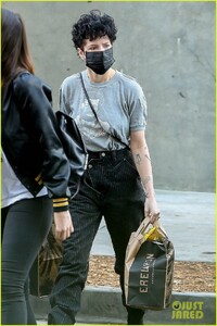 halsey-grocery-shopping-in-la-07.jpg