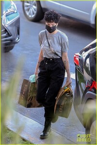 halsey-grocery-shopping-in-la-20.jpg