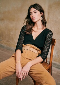 isaline-blouse-black-4.thumb.jpg.db2b4c241b43050ec81ec75acdd32d25.jpg