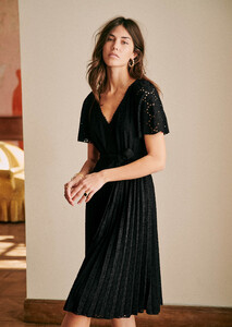 isidore-dress-black-3.thumb.jpg.7cc8b865c7649df1e26c007f7adeac08.jpg
