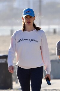 jennifer-garner-beach-in-santa-monica-03-23-2020-0.jpg