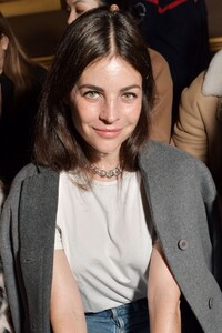 julia-restoin-roitfeld-arrives-at-stella-mccartney-show-at-paris-fashion-week-03-02-2020-5.jpg