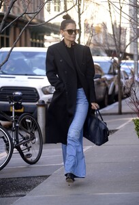katie-holmes-street-style-out-in-nyc-03-04-2020-0.jpg