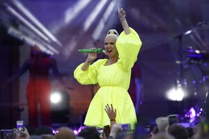 katy-perry-fight-on-concert-for-firefighters-and-bushfire-victims-in-bright-13.jpg