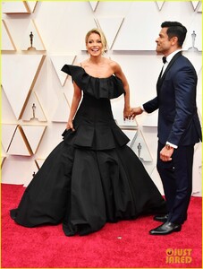 kelly-ripa-mark-consuelos-oscars-2020-03.jpg