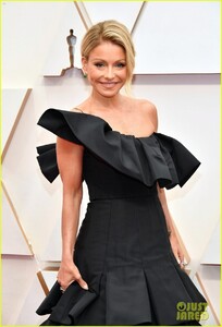 kelly-ripa-mark-consuelos-oscars-2020-06.jpg