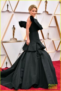 kelly-ripa-mark-consuelos-oscars-2020-08.jpg