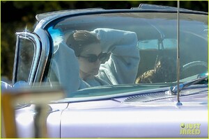 kendall-jenner-goes-for-a-drive-in-convertible-cadillac-01.jpg