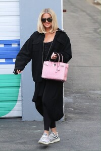 khloe-kardashian-in-casual-outfit-leaves-the-studio-in-calabasas-03-11-2020-0.jpg