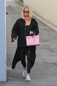 khloe-kardashian-in-casual-outfit-leaves-the-studio-in-calabasas-03-11-2020-4.jpg