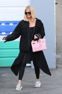 khloe-kardashian-in-casual-outfit-leaves-the-studio-in-calabasas-03-11-2020-6.jpg