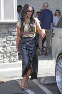 kim-kardashian-and-david-letterman-shopping-at-cvs-in-calabasas-03-05-2020-3.jpg