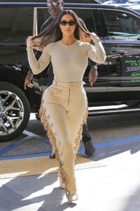 kim-kardashian-shopping-at-nordstrom-in-woodland-hills-03-06-2020-0.jpg