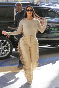 kim-kardashian-shopping-at-nordstrom-in-woodland-hills-03-06-2020-11.jpg