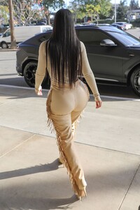 kim-kardashian-shopping-at-nordstrom-in-woodland-hills-03-06-2020-12.jpg