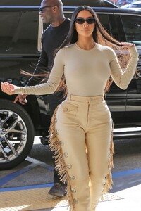 kim-kardashian-shopping-at-nordstrom-in-woodland-hills-03-06-2020-8.jpg