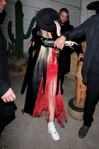 kylie-jenner-leaving-a-western-themed-party-at-shorebar-in-santa-monica-03-05-2020-2.jpg