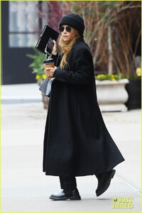 mary-kate-olsen-bundles-up-in-all-black-01.jpg