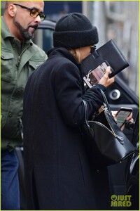 mary-kate-olsen-bundles-up-in-all-black-02.jpg