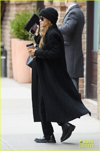 mary-kate-olsen-bundles-up-in-all-black-03.jpg