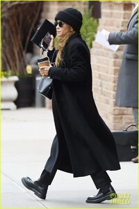 mary-kate-olsen-bundles-up-in-all-black-05.jpg