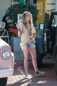 paris-jackson-leggy-in-denim-shorts-starbucks-in-malibu-03-04-2020-5.jpg