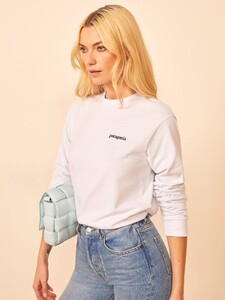 patagonia-l-s-line-logo-t-shirt-white-1.thumb.jpg.b75106408fc3012b096c6898d2aa78a4.jpg