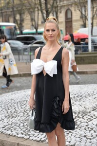 poppy-delevingne-arriving-at-the-miu-miu-fashion-show-in-paris-03-03-2020-2.jpg