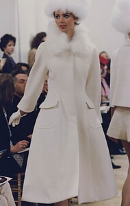 prada-fw-1992-3.thumb.jpg.02c5de2c5ad225636e8664cbe0c82282.jpg