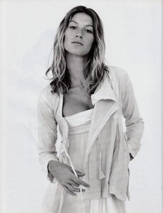 uk_vogue_june_2002_18.thumb.jpg.63fc70b452f34d203876c1443de7dec2.jpg