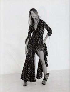 uk_vogue_june_2002_20.thumb.jpg.818c939ae5ff1316aaa74cc0a152ae0d.jpg