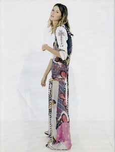 uk_vogue_june_2002_22.thumb.jpg.86cb2d7fbaa270af335aa40f362320a5.jpg
