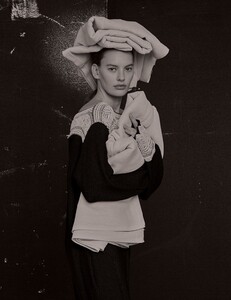 vogue-ukraine_jan-2020_amanda-murphy_liam-warick_marie-therese-haustein-jpegs6fe056dc226332cd92dcb1196afb8ab2d_thumb.jpg
