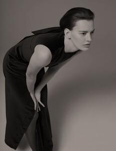 vogue-ukraine_jan-2020_amanda-murphy_liam-warick_marie-therese-haustein-jpegs9445d72d86b460667ecc5ea1a1af853a7_thumb.jpg