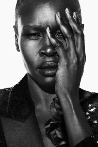 vogue_brasil_marco_2020_alek_wek_2fb2a68fa494b92bb65f68f503121f67f_thumb.jpg