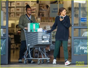 zendaya-shopping-march-2020-01.jpg