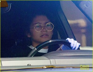 zendaya-shopping-march-2020-03.jpg