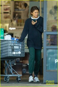 zendaya-shopping-march-2020-05.jpg
