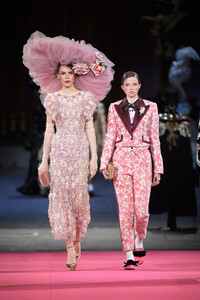 00027_Dolce_Gabbana_AltaModa_Spring20_Couture.thumb.jpg.e378eabb6f657db13c668445bd4519f8.jpg