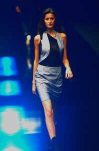 1029011796_givenchy-ss-1999(15).thumb.jpg.50a53141a5cf80c0f271af559b487a66.jpg