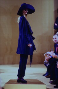 1075642461_donna-karan-spring-1993(10).thumb.jpg.9e5162691b9afce5c4931e6908ee1639.jpg