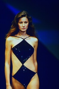 1077583649_givenchy-ss-1999(11).thumb.jpg.707d783a748fb5994530ba273108f7e5.jpg