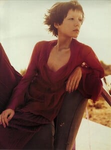 ARCHIVIO - Vogue Italia (February 2002) - The Poetic Beauty - 006.jpg