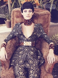 Vogue Turkey (March 2013) - Çiçek Samuray - 007.jpg