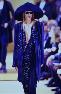 110567123_donna-karan-spring-1993(9).thumb.jpg.9b29e24d4d24a0c78f33f4e86b2235fc.jpg