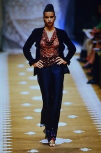 1165157699_emanuel-ungaro-hc-fw-1999(2).thumb.jpg.8c7112d0426e0feaadd989c560ed4f0d.jpg