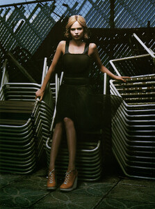 Vogue_Italia_Março2005_phRichardBurbridge_NatashaPoly_08.jpg