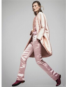 1216681939_Vogue_Germany_2013_10(dragged)5.thumb.jpg.68afacdd833ed86dcdbc400a2c33181f.jpg