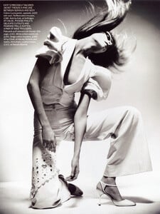 TOP.FASON.RU - Vogue UK (March 2002) - Sharp Suiters - 004.jpg