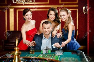 18077277-l-homme-entouré-de-femmes-joue-à-la-roulette-au-casino (2).jpg
